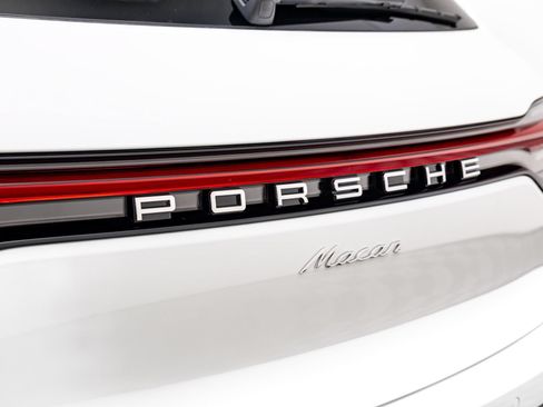 Certified 2026 Porsche Macan AWD/4WD image 32