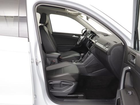 Used 2018 Volkswagen Tiguan SE w/ Panoramic Sunroof Package image 18