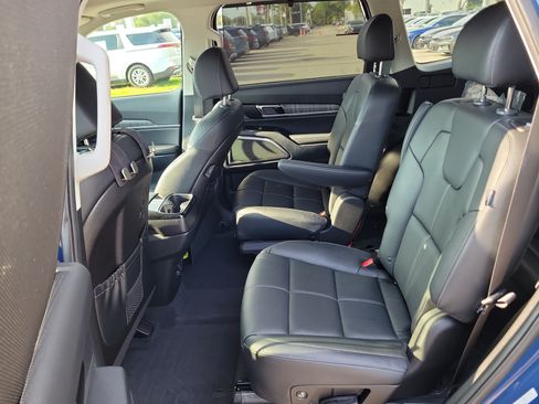 Used 2024 Kia Telluride EX w/ EX Captain's Chair Package FWD image 16