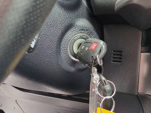Used 2018 Toyota Tacoma SR5 RWD image 17