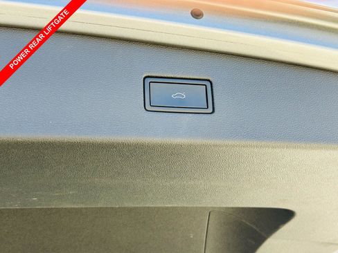 Used 2022 Volkswagen Tiguan SE image 10