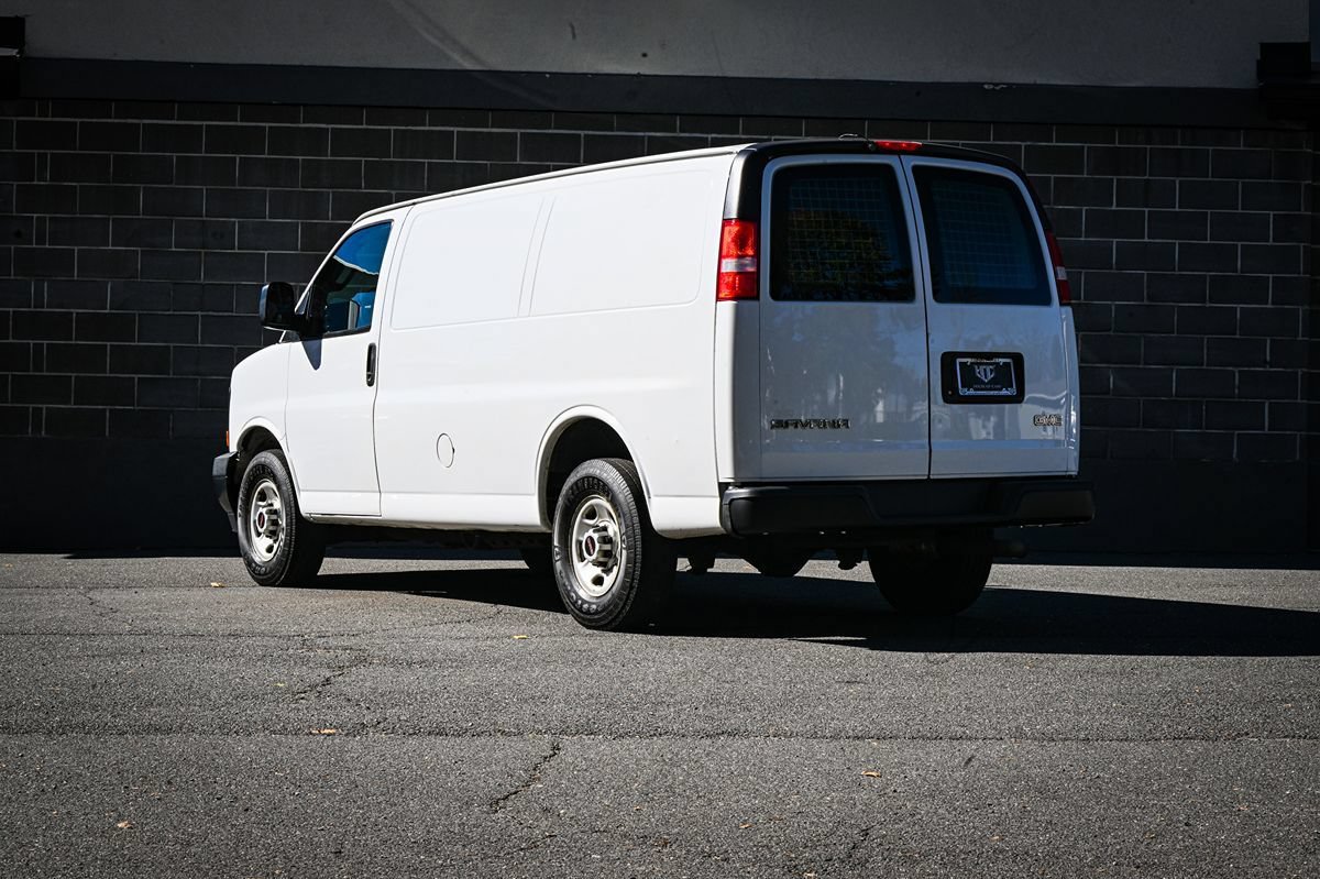 Used 2017 GMC Savana 3500 RWD image 4