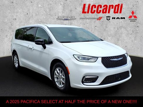 Used 2025 Chrysler Pacifica Select FWD image 1