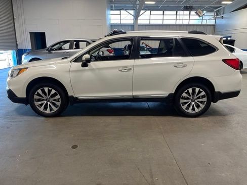 Used 2017 Subaru Outback 2.5i Touring AWD/4WD image 6