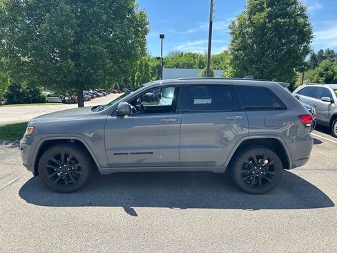 Used 2020 Jeep Grand Cherokee Altitude AWD/4WD image 4