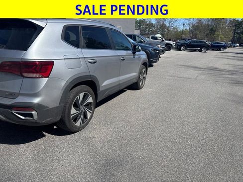 Used 2024 Volkswagen Taos SE w/ Panoramic Sunroof Package AWD/4WD image 11