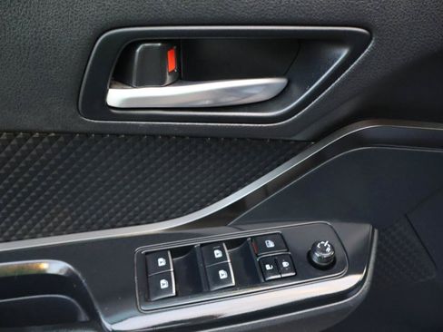 Used 2018 Toyota C-HR XLE FWD image 10