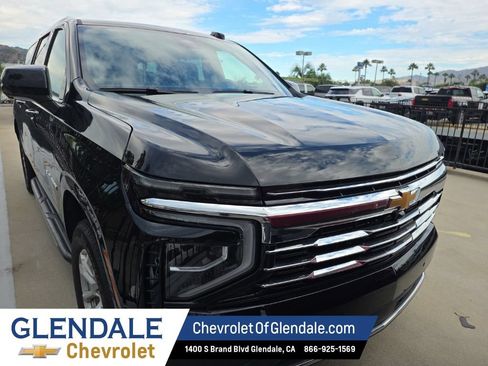 Used 2025 Chevrolet Suburban LT RWD image 6