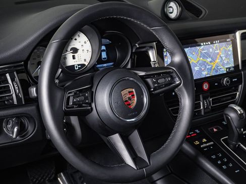 Certified 2026 Porsche Macan AWD/4WD image 18