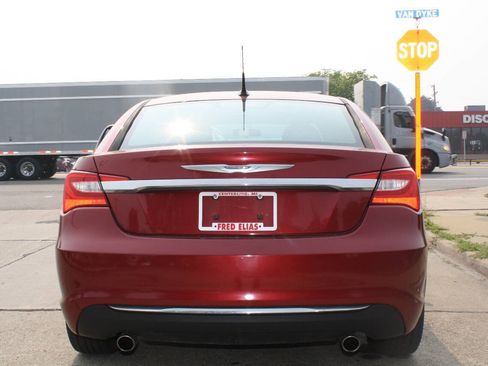 Used 2011 Chrysler 200 Touring FWD image 5