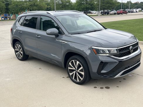 Certified 2023 Volkswagen Taos SE FWD image 2