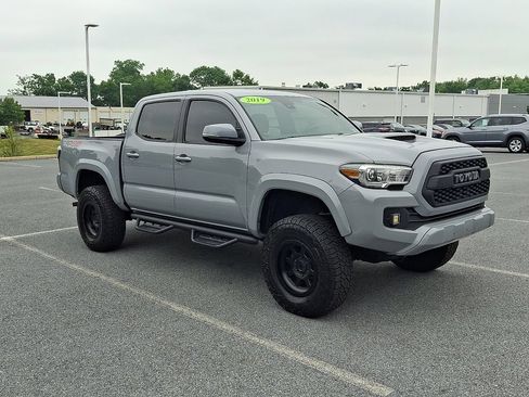Used 2019 Toyota Tacoma TRD Sport w/ Four Season Floor Mat Package AWD/4WD image 3