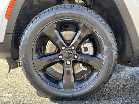 Used 2022 Jeep Grand Cherokee L Laredo image 7