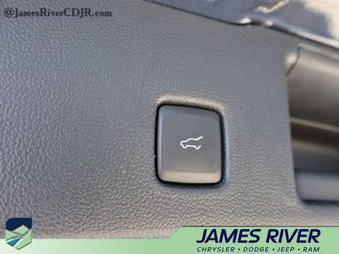 Used 2022 Ford Escape SE w/ SE Sport Appearance Package image 16