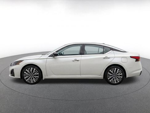 Used 2025 Nissan Altima 2.5 SV FWD image 4