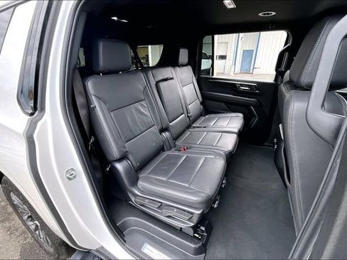 Used 2025 Chevrolet Suburban Z71 image 25