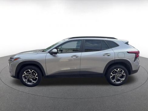 Used 2025 Chevrolet Trax LT FWD image 8