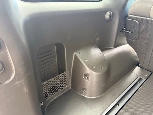 Used 2015 Nissan Xterra S image 28