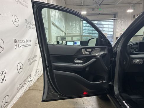 Used 2025 Mercedes-Benz GLE 450e 4MATIC image 11