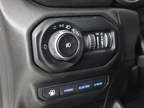 Used 2022 Jeep Wrangler Unlimited Sahara AWD/4WD image 22