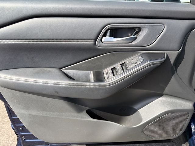 Used 2026 Nissan Rogue SL FWD image 2