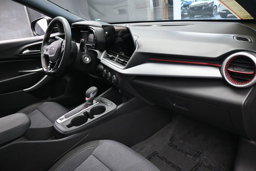 Used 2025 Chevrolet Trax RS w/ Sunroof Package FWD image 43