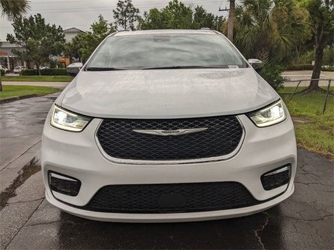 Used 2023 Chrysler Pacifica Limited image 7