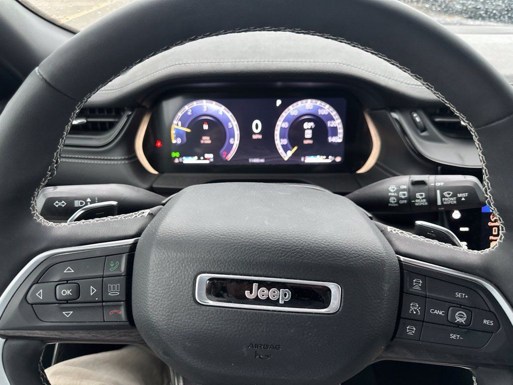 Used 2026 Jeep Grand Cherokee Limited AWD/4WD image 13