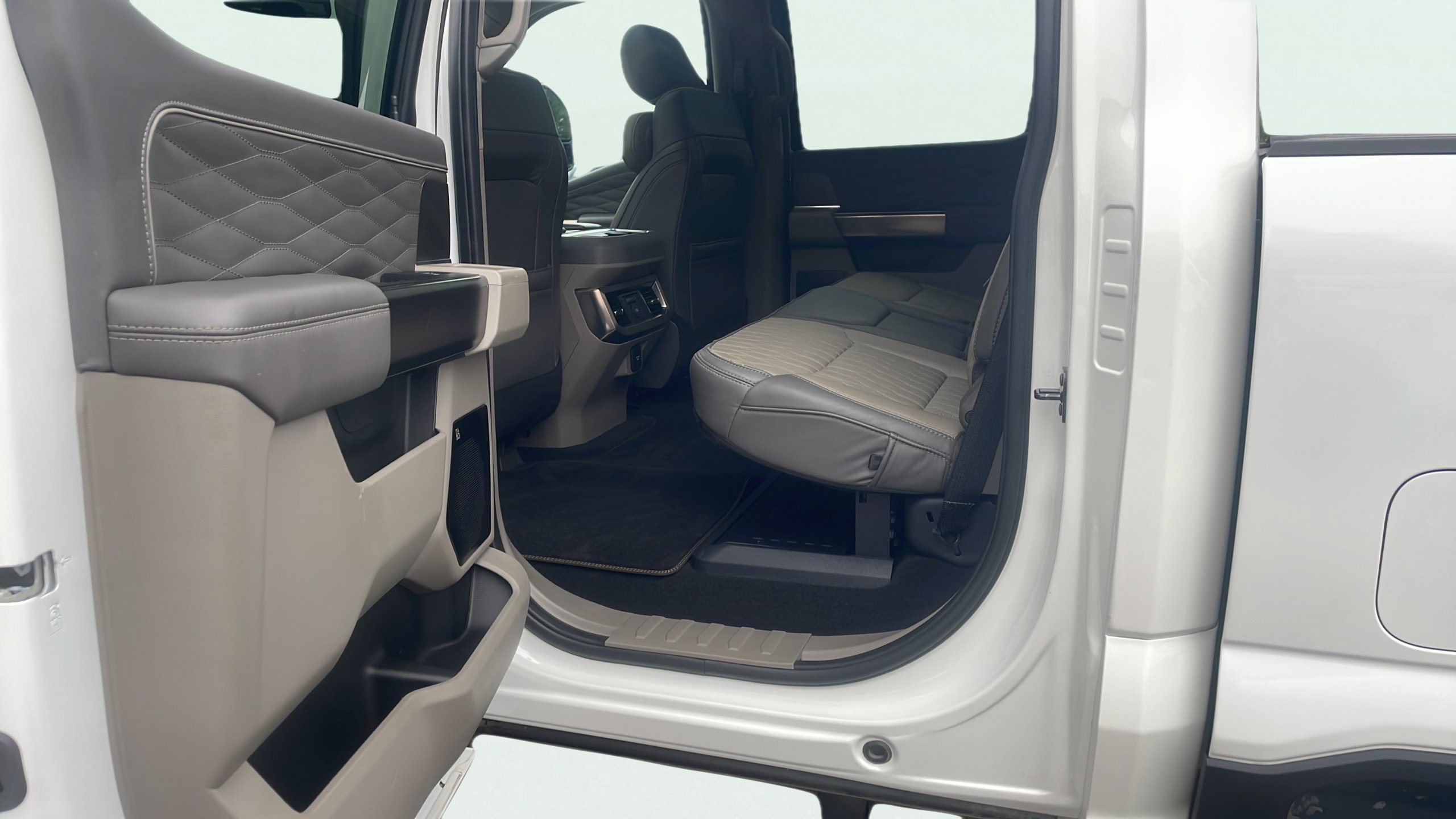 Used 2026 Ford F350 Platinum w/ Platinum Plus Package AWD/4WD image 12