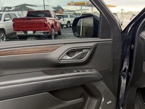 Used 2022 Chevrolet Suburban High Country image 9