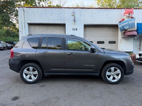 Used 2016 Jeep Compass Latitude FWD image 13