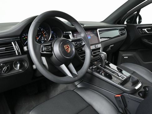 Certified 2025 Porsche Macan image 4