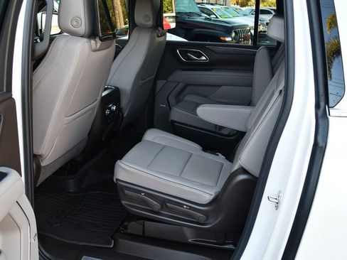 Used 2024 GMC Yukon XL SLT w/ SLT Luxury Package image 16
