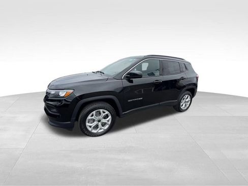 Used 2025 Jeep Compass Latitude image 4