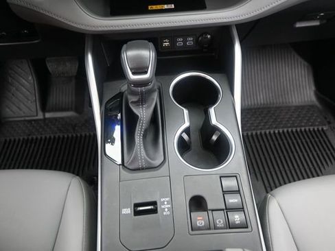 Used 2024 Toyota Highlander XLE FWD image 10