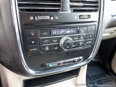 Used 2018 Dodge Grand Caravan SXT w/ Driver Convenience Group image 18