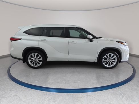 Used 2023 Toyota Highlander Limited FWD image 4