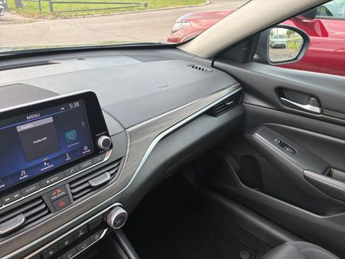 Used 2025 Nissan Altima 2.5 SV image 35