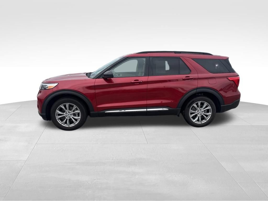 Used 2023 Ford Explorer XLT w/ Equipment Group 202A AWD/4WD image 3