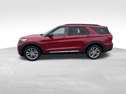 Used 2023 Ford Explorer XLT w/ Equipment Group 202A AWD/4WD image 3