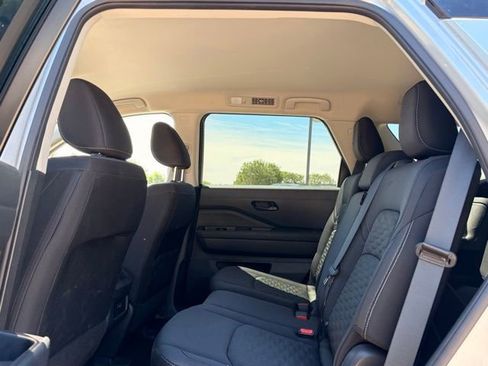Used 2024 Nissan Pathfinder S FWD image 19