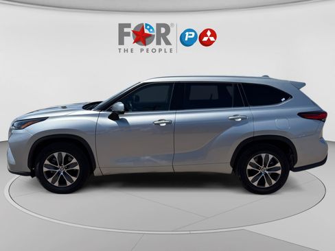Used 2022 Toyota Highlander XLE FWD image 2