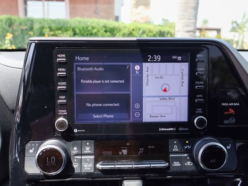 Used 2020 Toyota Highlander XLE image 29