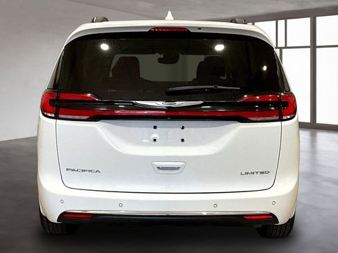 Used 2022 Chrysler Pacifica Limited FWD image 5