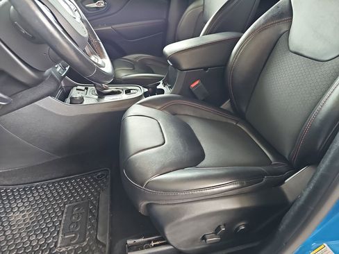 Used 2021 Jeep Cherokee Trailhawk AWD/4WD image 19