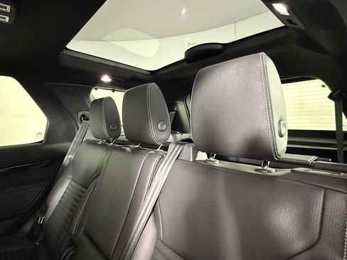Certified 2025 Land Rover Discovery S image 26