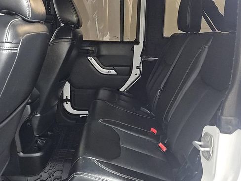 Used 2018 Jeep Wrangler Unlimited Rubicon w/ Connectivity Group AWD/4WD image 11
