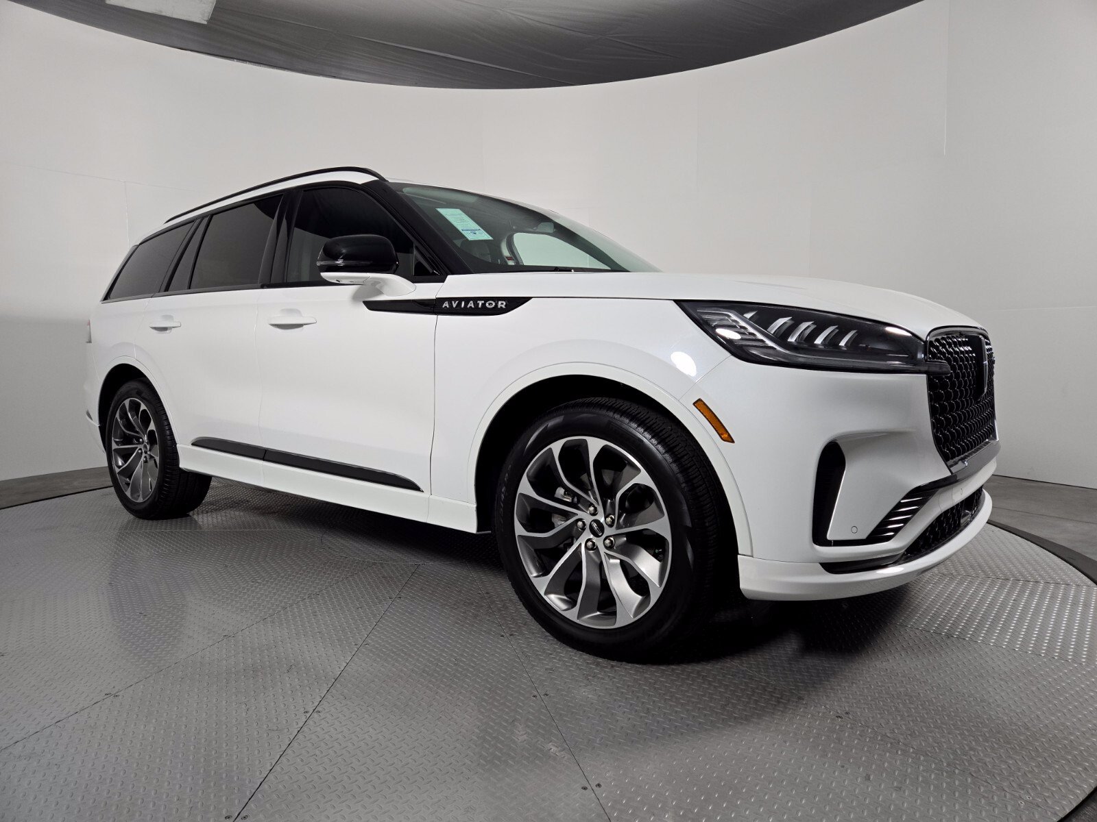 New 2026 Lincoln Aviator AWD w/ Jet Appearance Package image 2