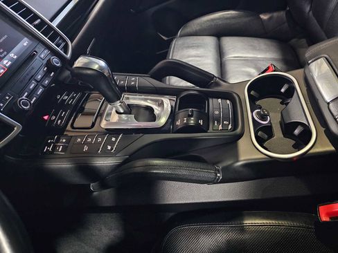 Used 2018 Porsche Cayenne Platinum Edition image 27