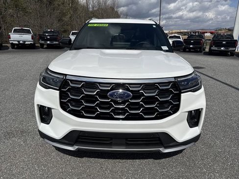 Used 2025 Ford Explorer Platinum image 2